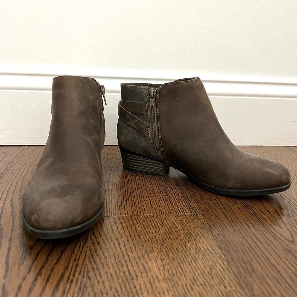 Clarks Ultimate Comfort Collection Ankle Brown Distressed Bootie Size 7.5